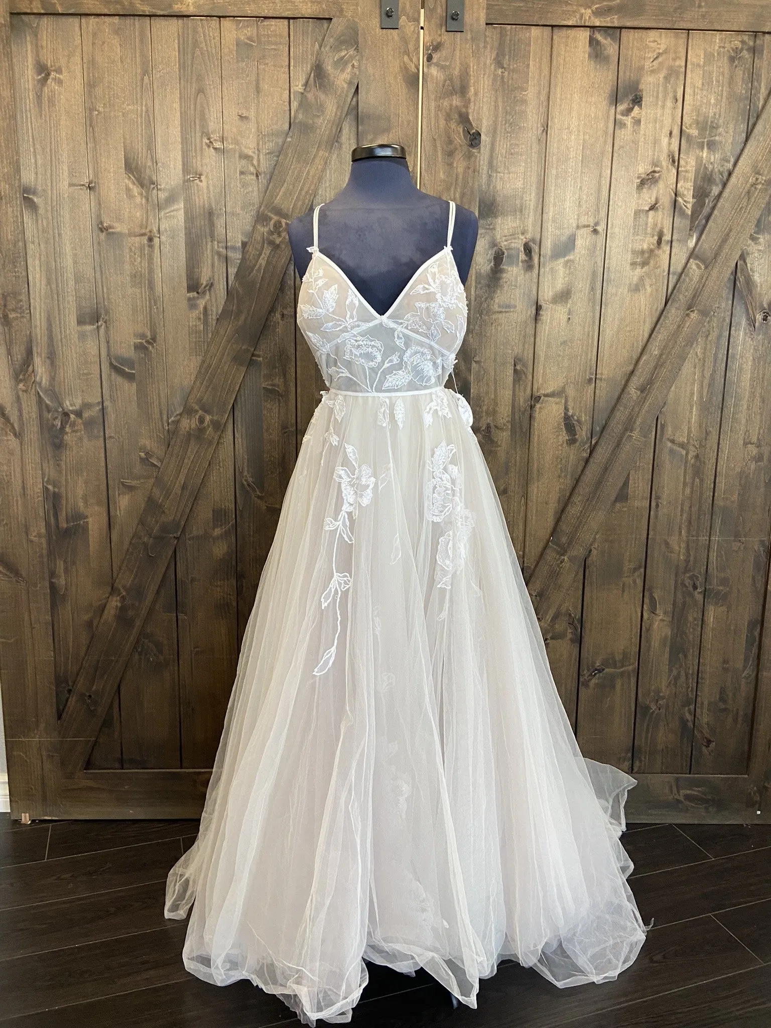 Editors Choice Willowby Kendrew 54716 Gown  Dont Miss Out!